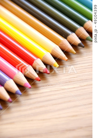 黄色 桃色 色鉛筆 肌色の写真素材