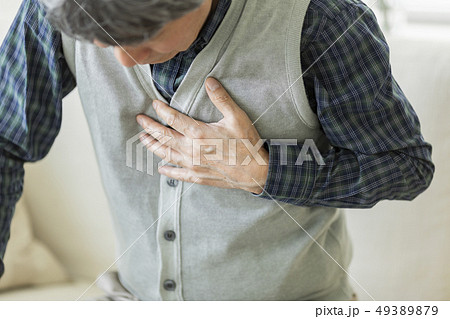 男性 病気 心臓 押さえるの写真素材