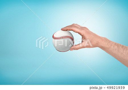 野球ボールを持つ手の写真素材