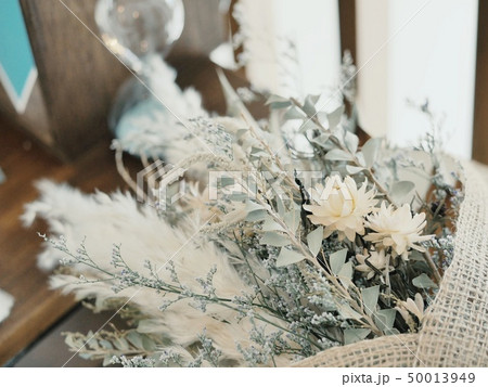 雑貨 部屋 花を飾る 花の写真素材