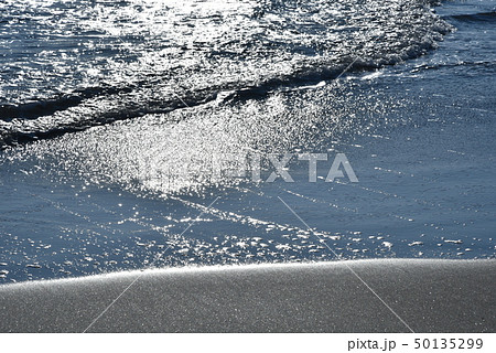 波打際 波 打ち寄せる さざなみの写真素材