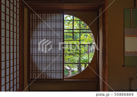 窓 丸窓 格子 茶室の写真素材