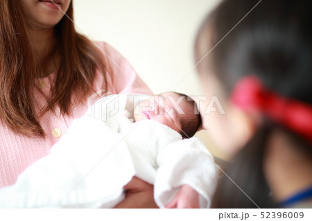 ２人 病院 出産 姉妹の写真素材