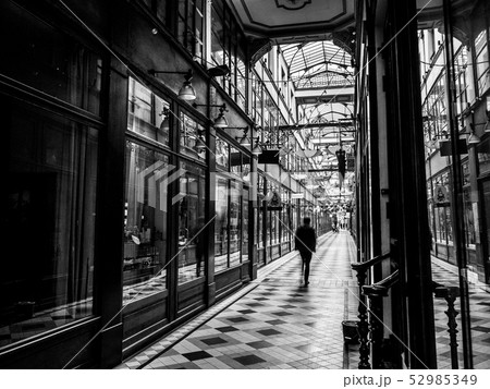 パリ 風景 白黒 エッフェル塔モノクロのパリの写真素材・画像素材
