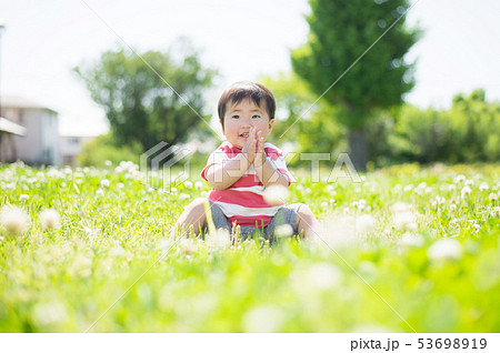 子供 拍手 合掌 笑顔の写真素材