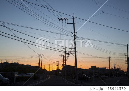 夕焼け 帰り道 電線の写真素材