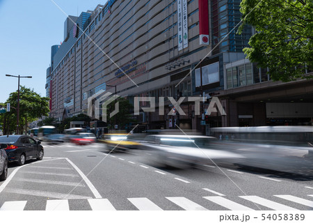 右折待ちの写真素材