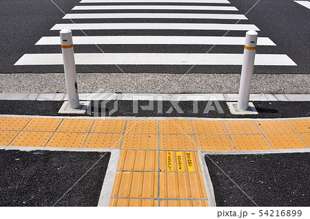 誘導ブロック 点字ブロック タイル 歩道の写真素材 Pixta