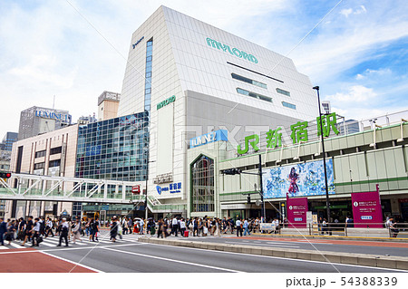 人混み 雑踏 新宿駅 群衆の写真素材