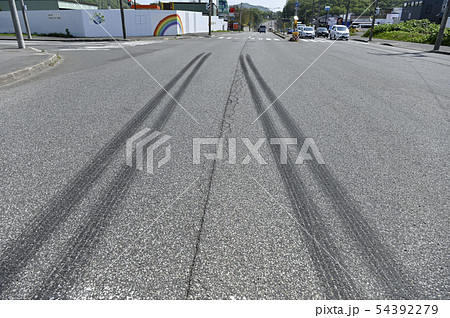 急ブレーキ跡 車の写真素材