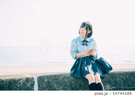 女子高生 ショートカット 制服 リボンの写真素材