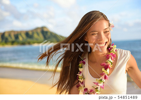 レイ 花 海 ハワイ 花輪 女の子 楽しいの写真素材