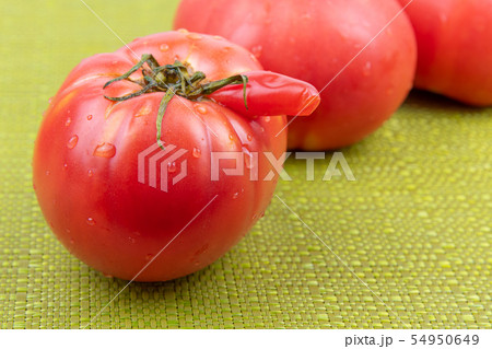変な形のトマトの写真素材