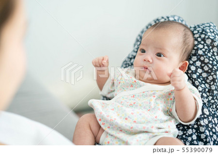 生後2ヶ月 赤ちゃん 人物 かわいいの写真素材