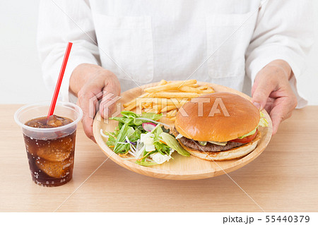 皿 料理 持つ 手の写真素材