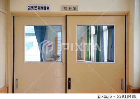 教室 ドア 扉 廊下の写真素材