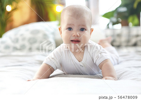 赤ちゃん 新生児 外国人 かわいい 幼児 生まれたて 愛らしいの写真素材