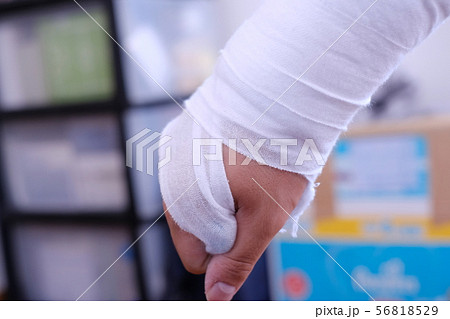 けが 手首 包帯 怪我の写真素材