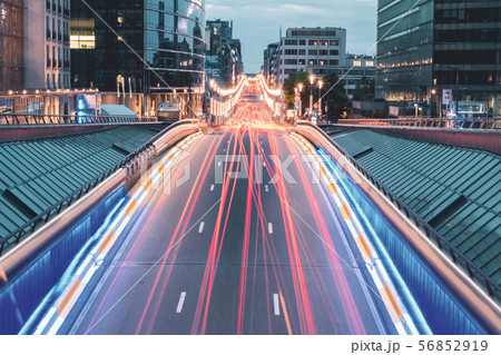 疾走 スピード 舗装道路 背景の写真素材