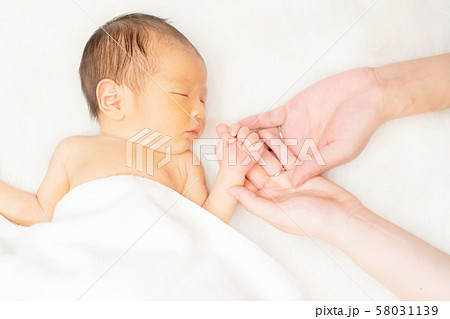 生後1週間 女の子 新生児の写真素材