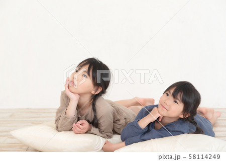人物 子供 頬杖 寝転がるの写真素材