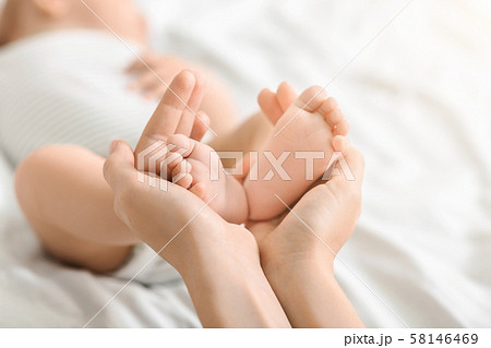 新生児 赤ちゃん 手 小さいの写真素材