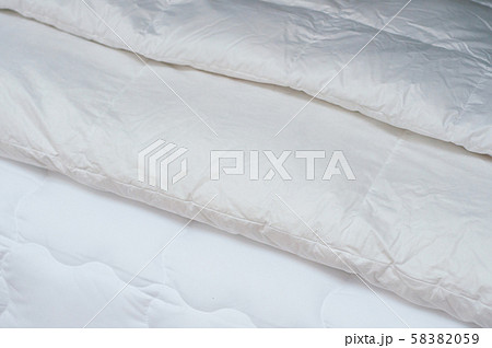 ベッド 背景 ホワイト 布の写真素材