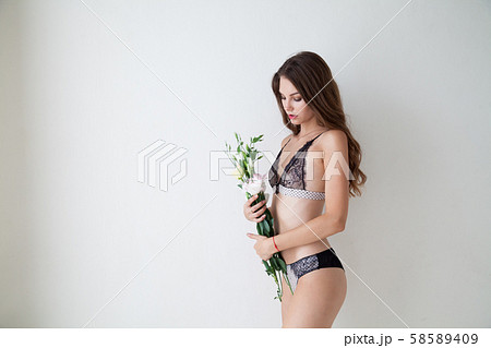 下着 モデル 女性 女の人の写真素材