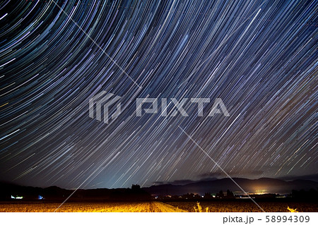 日周運動 星の動き 星 星空の写真素材