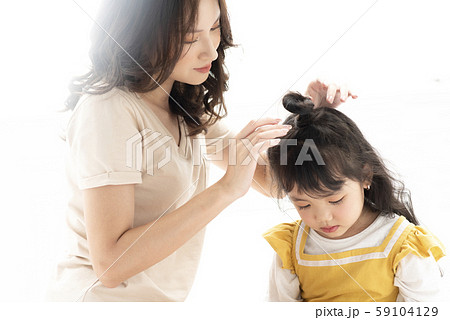 髪を結ぶの写真素材