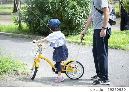 女の子 人物 後ろ姿 自転車の写真素材