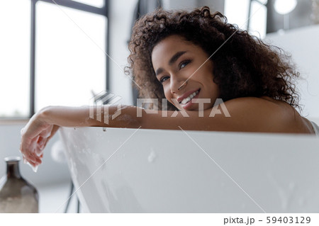 浴槽 女性 少女の写真素材