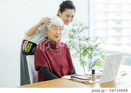 シニア 女性 白髪 ヘアセットの写真素材