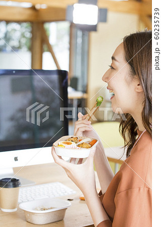 食事 食べる 横顔 お箸 食べ物の写真素材