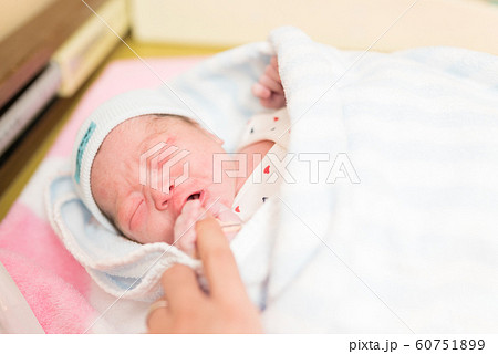 産声 小さい 新生児の写真素材