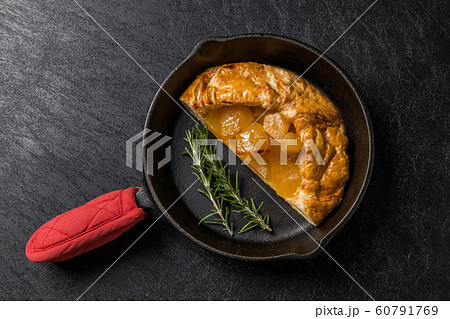 パイ アップルパイ 手作り スキレットの写真素材
