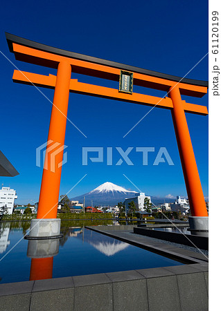 逆さ鳥居 自然の写真素材