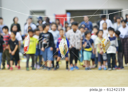 パン食い競争 運動会の写真素材