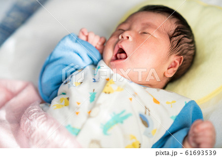 新生児 赤ちゃん あくび 生後0ヶ月の写真素材