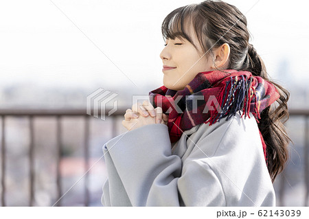 女性 横顔 日本人 マフラーの写真素材