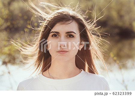 ブルネット きれい 女の人 女性の写真素材