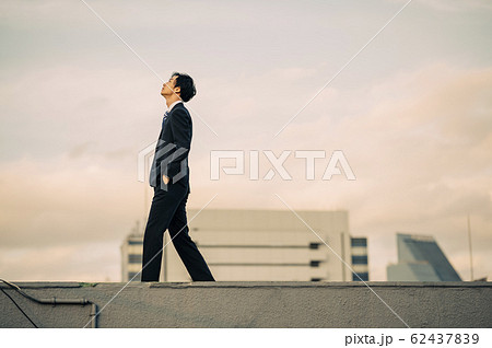 横向き 男性 全身 男 歩くの写真素材