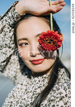 女性 花 モデル ポーズの写真素材