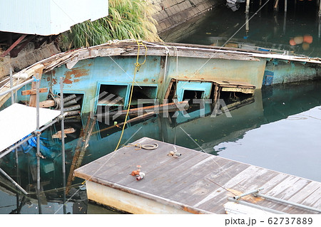 廃船 沈没船 不動船 水没船の写真素材 - PIXTA