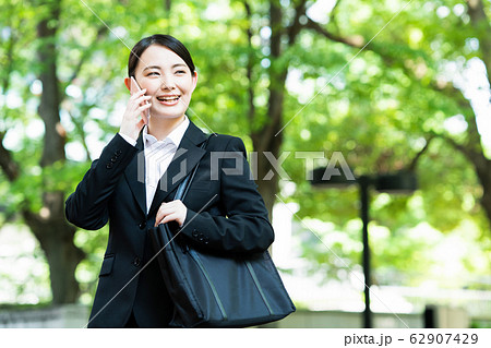 リクルートスーツ 女性 かわいいの写真素材