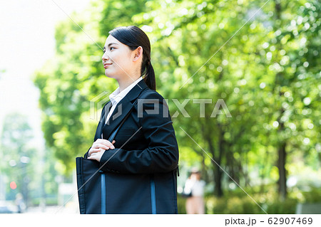 リクルートスーツ 女性 かわいいの写真素材