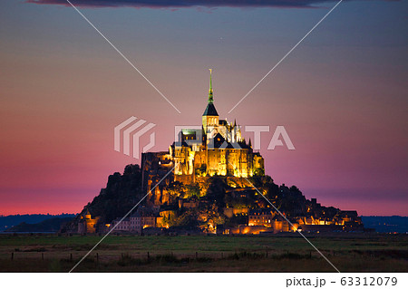 モンサンミッシェルの夜景の写真素材