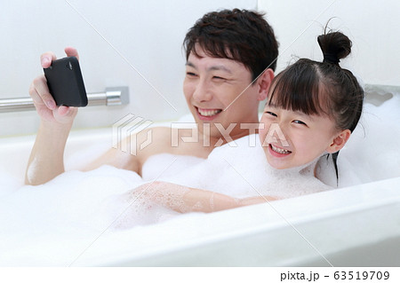 女の子 子供 裸 園児の写真素材