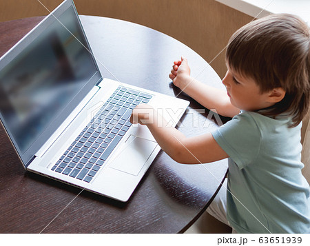 赤ちゃん ノートパソコン 興味 触るの写真素材