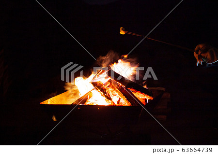 マシュマロ 焼きマシュマロ スモア 焚き火の写真素材